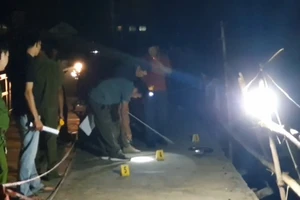 Ô tô va chạm xe máy rồi lao xuống sông, 5 người tử vong