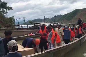 Video: Vượt nước sâu vào Rào Trăng 3