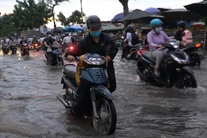 TP.HCM: Đường Trần Xuân Soạn ngập trong nước nhiều ngày qua