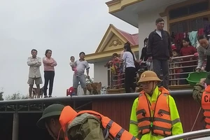 Cano vượt lũ chuyển hàng cứu trợ cho người dân