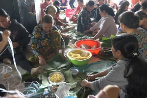 Gói hàng ngàn đòn bánh tét gửi bà con vùng lũ miền Trung