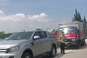 Xe chở hàng ùn ùn đổ về tiếp tế cho bà con Quảng Bình