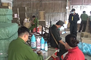 Bắt quả tang cơ sở sản xuất dung dịch tẩy rửa vệ sinh giả