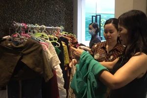 Nhã Phương và các nghệ sĩ bán quần áo ủng hộ miền Trung