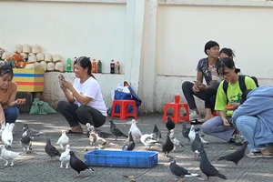  Nhiều người vẫn thờ ơ với việc đeo khẩu trang nơi công cộng