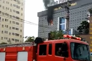 Cháy khách sạn, nhân viên và khách cùng tháo chạy tán loạn