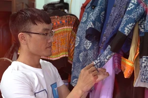 Lớp học thời trang thổ cẩm miễn phí của chàng trai người Mông