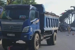 Video: Đang dừng đèn đỏ, người phụ nữ bị xe cán tử vong