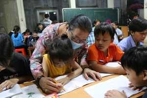 Lớp học 'ngoại Thủy' của trẻ em nghèo 
