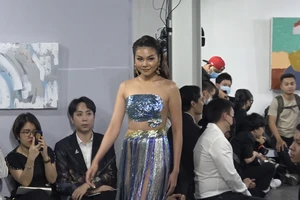 Video: Hoa hậu Đỗ Thị Hà đọ dáng cùng siêu mẫu Thanh Hằng 