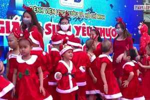 Video: Bệnh nhi ung thư quên đau múa hát mừng Giáng sinh