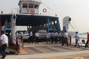Video: Phà Rạch Miễu tạm tái hoạt động sau 12 năm vắng bóng