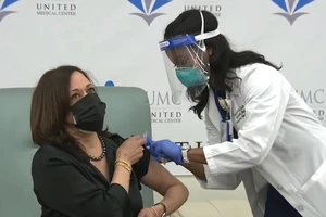 Phó Tổng thống Mỹ Kamala Harris được tiêm vaccine như thế nào?