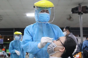 Video: TP.HCM tiếp tục lấy mẫu xét nghiệm COVID-19 tại bến xe