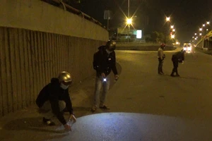 Tự bỏ tiền túi mua xăng, ruột xe thay miễn phí cho người dân