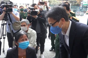 Phó Thủ tướng thăm tình nguyện viên tiêm vaccine COVID-19