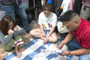 Video: Bắt quả tang nhóm đánh bạc có nhiều ‘bóng hồng’