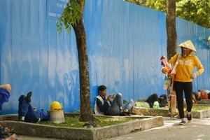 Video: Người Sài Gòn vừa mưu sinh, vừa tránh nóng