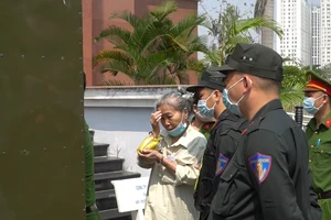 Bị cáo vụ giết người giấu xác sốc nặng khi nghe tin bố mất