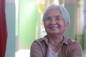 Cụ bà 76 tuổi đưa người già về nhà mình nuôi dưỡng