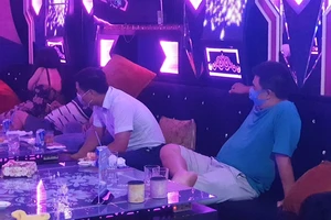 Video: Nhà hàng vẫn đón khách, cho hát karaoke dù có lệnh dừng