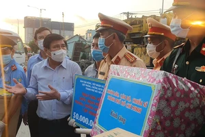 Video: Chủ tịch TP.HCM kiểm tra các chốt kiểm soát dịch 