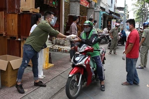 Video: Người Sài Gòn nghĩ cách mang cơm ngon đến cho người nghèo ngày giãn cách