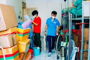 Chàng trai 'giải cứu' sinh viên khi ký túc xá thành khu cách ly