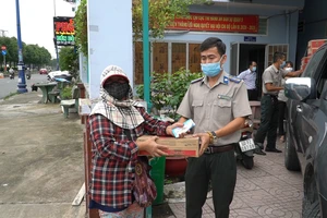 Video: 'Bán vé số mà dịch quá, anh chị cho em xin một phần mì gói!' 