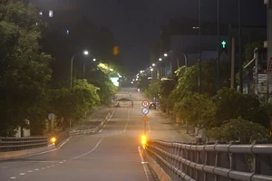 Video: Đường phố Sài Gòn đêm đầu tiên hạn chế người dân ra đường sau 18 giờ