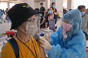 Video: Công nhân tại Bình Dương đồng loạt được tiêm vaccine phòng COVID-19 mũi 1