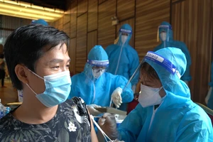 Video: Người nước ngoài nói gì khi được tiêm vaccine COVID-19