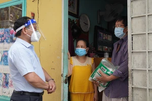 Video: Bộ LĐ-TB&XH trao túi an sinh xã hội hỗ trợ người lao động khó khăn 