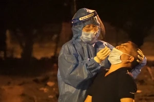 Video: Đà Nẵng xuyên đêm xét nghiệm nhanh tài xế tại các cửa ngõ ra vào TP