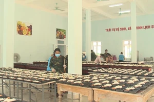 Video: Nữ quân nhân chung tay nấu cơm gửi vào khu cách ly 