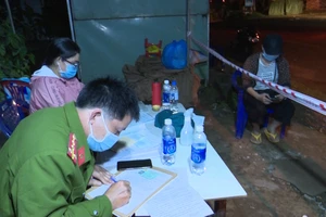 Video: Phát hiện người trốn trong thùng xe tải vượt chốt kiểm dịch