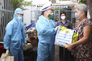 Video: Chiến sĩ nhà giàn DK1 tặng 300 túi an sinh hỗ trợ người dân TP.HCM 