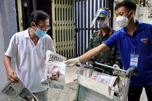 Video: Người dân TP.HCM được tặng báo miễn phí tận nhà