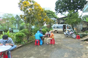 Video: Tạm giữ xe khách chở 13 người trái phép, trốn trạm kiểm soát phòng dịch