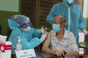 Video: Người cao tuổi ở TPHCM đồng tình tiêm vaccine thay thế Moderna