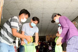 Người đàn ông ngày đêm lo thức ăn, nước uống cho bà con khu phong tỏa