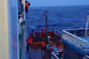 Video: Tàu Cảnh sát biển 8002 cứu hộ 18 người gặp nạn trong bão số 5