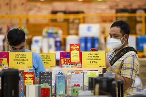 Video: Nhiều loại hình kinh doanh hoạt động nhộn nhịp trở lại ở quận 7, TP.HCM