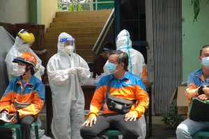  DN tự xét nghiệm cho shipper: Tài xế chờ 2 tiếng vẫn chưa có kết quả