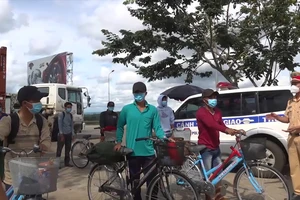 Video: Công an Đắk Nông giúp đỡ những ngư dân đạp xe hơn 1000km về quê