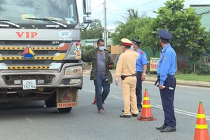 Video: Xử phạt hàng chục xe quá khổ, quá tải trên tuyến Quốc lộ 19