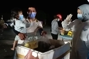 Video: Tiếp đồ ăn, xăng xe miễn phí cho hành trình hồi hương của người dân