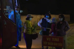 Video: Gia Lai đón công dân đi bộ về quê từ Long An