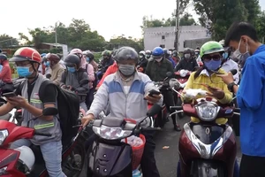 Video: Chật kín người tại chốt kiểm soát giữa Đà Nẵng và Quảng Nam