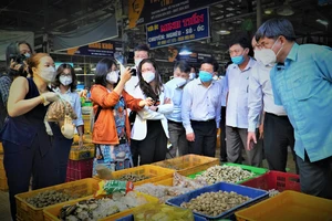 Video: Thứ trưởng Bộ NN&PTNT đi kiểm tra chợ Bình Điền lúc rạng sáng